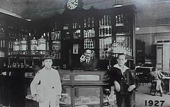 Confeitaria Colombo - Balcão da Confeitaria em 1927